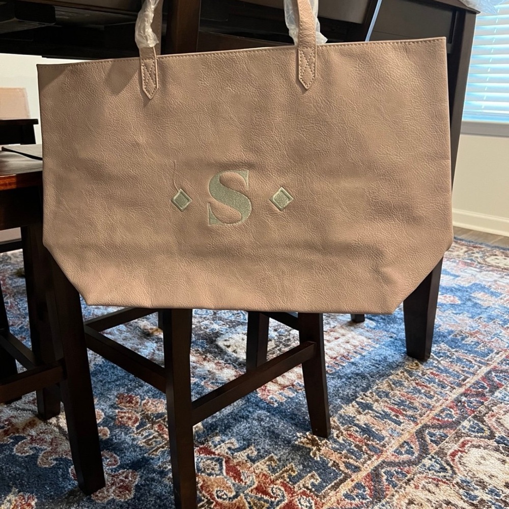 Thirty One Modern Tote! NWT! Monogrammed with initial S! - Picture 2 of 8